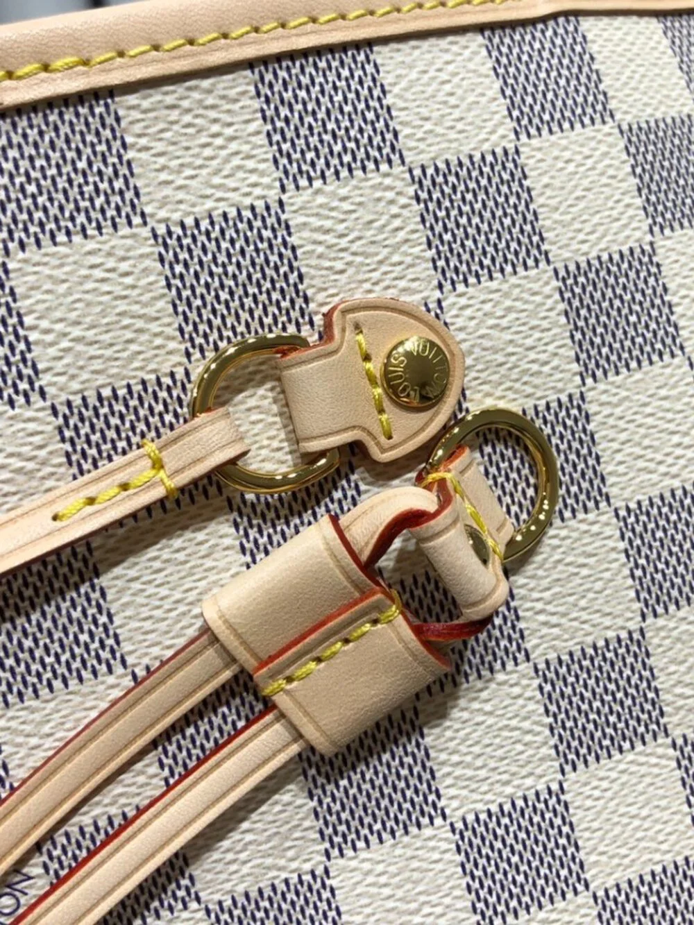 Louis Vuitton. dimensions 31